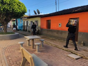Policiais entregam cestas básicas em Jacuípe