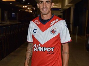 Diretoria do CSA anuncia contratação do atacante Neto Berola, que estava no futebol mexicano