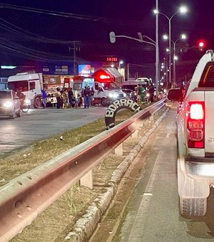 Acidente no cruzamento das ruas Benjamim Freire de Amorim e Pio, em Arapiraca, deixa três pessoas feridas