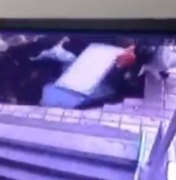 [VÍDEO] Cratera 'engole' cinco pessoas em ponto de ônibus na China
