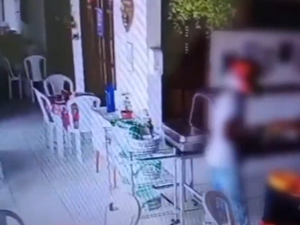 Câmera de segurança flagra assalto a mão armada em restaurante no Poço