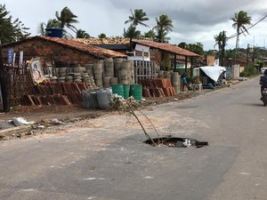 [Vídeo] Vazamento de água danifica asfalto em via movimentada de bairro em Arapiraca