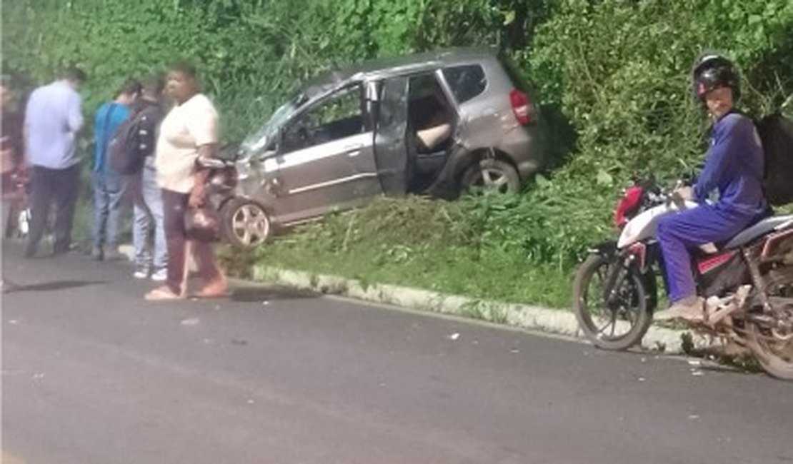 Motorista fica ferido após capotamento na ladeira de Fernão Velho, em Maceió