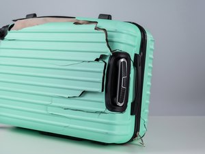 Azul Linhas Aéreas deve indenizar cliente que teve mala quebrada durante viagem