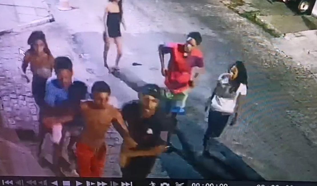 Vídeo: Momentos antes de ser assassinado, jovem é flagrado por câmeras de segurança sendo detido por outras pessoas