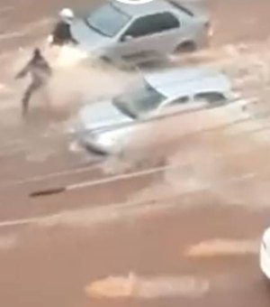 [Vídeo] Chuva forte arrasta motociclista em avenida do DF