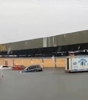 [VÍDEO] Chuva forte deixa pontos alagados e carros submersos em Maceió