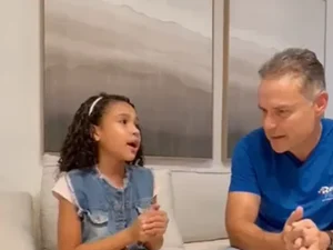 Renan Filho conhece criança que viralizou falando inglês e exalta educação pública