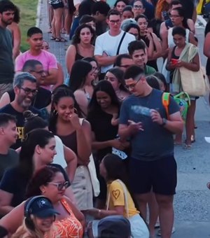 Clientes fazem fila para comprar bolo vulcão que viralizou na orla de Maceió