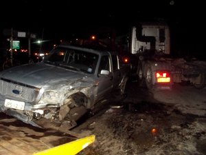 Carreta avança placa de parada obrigatória e colide em caminhonete