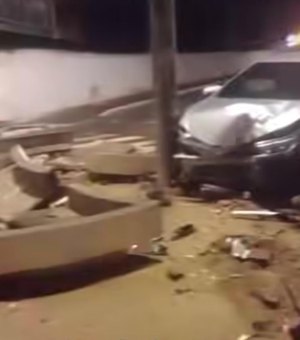 Motorista perde o controle e destrói ponto de ônibus no bairro São Jorge, em Maceió