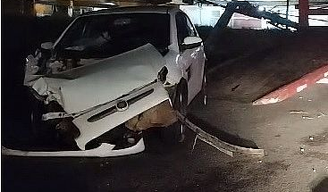 Carro perde controle, colide e arranca poste na Avenida Menino Marcelo