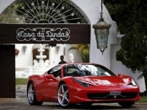 Collor usou propina para pagar parte de seus carros de luxo, aponta laudo