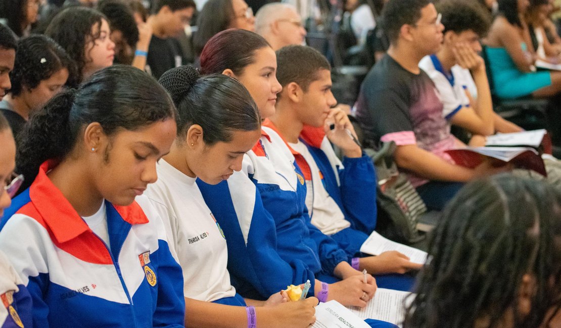 Educação inicia entrega de kits do programa Foca o Enem