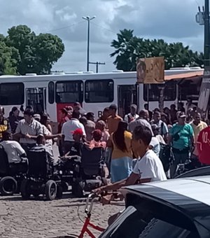 Cadeirantes cobram melhorias no transporte durante manifestação no Benedito