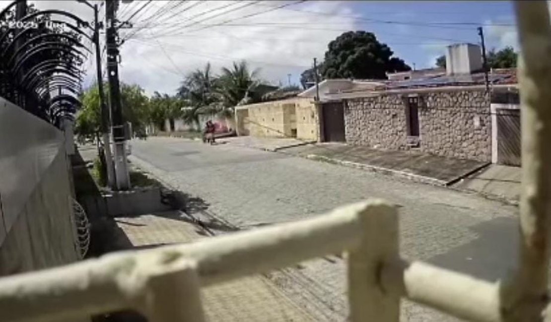 [Vídeo] Criminoso finge ser entregador e rouba celular de mulher no bairro Gruta de Lourdes