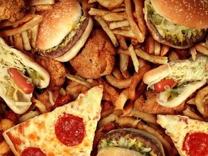 Caiu em tentação e saiu da dieta no final de semana? O que fazer?