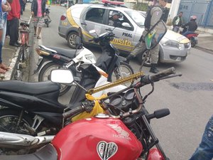 Motociclista não respeita sinalização e provoca colisão entre três motos 