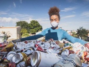 Ex-catadora de latinhas vira atleta e chega ao topo do Monte Everest