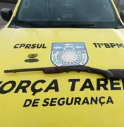 Em Penedo, suspeitos fogem ao perceber presença da polícia e deixam espingarda para trás