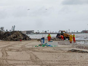 Cerca de 400 toneladas de lixo são retiradas de praias em Maceió após a chuva