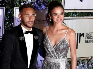 Neymar dá festa de aniversário antecipada para Bruna Marquezine