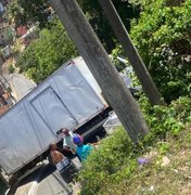 [Vídeo] Caminhão-baú perde freio e provoca congestionamento na Ladeira da Moenda