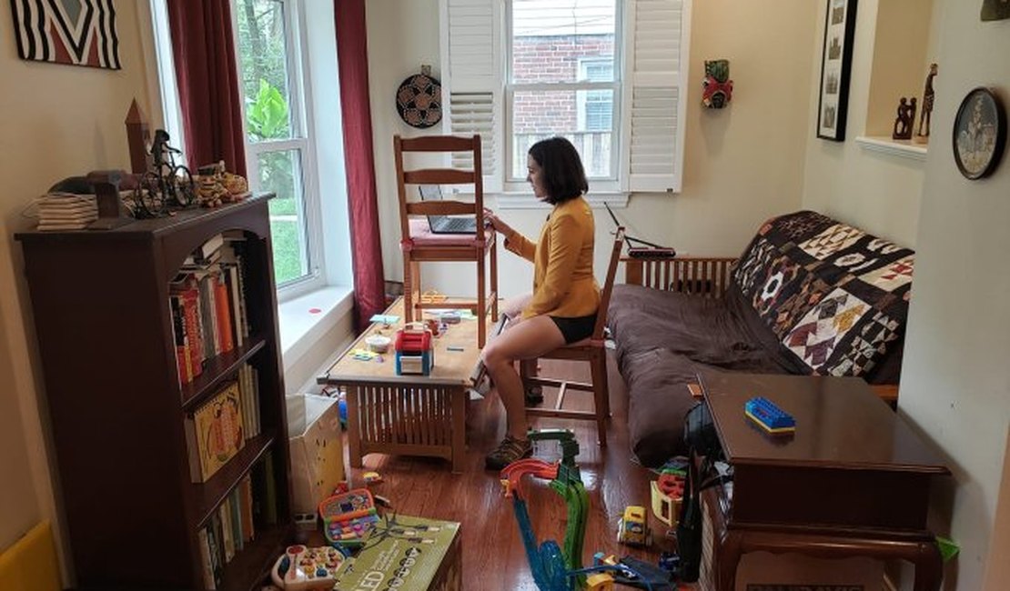 Mãe viraliza na internet ao mostrar o que é trabalhar com crianças em casa