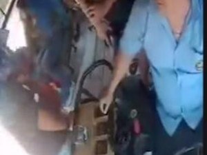 Motorista é demitido após pedir dinheiro a assaltante dentro de ônibus