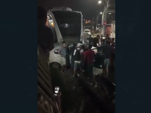 [Vídeo]Motorista tenta cruzar a linha férrea e carro colide em VLT na Cambona