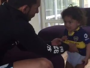 Atacante Tevez polemiza ao dizer que leva filho à favela para ele não 'desmunhecar'