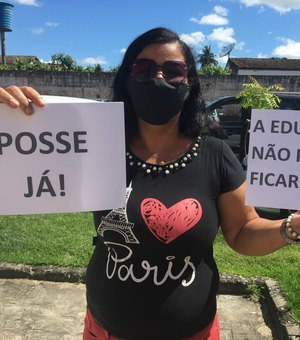 [Vídeo] Professores aprovados em concurso fazem protesto em Rio Largo
