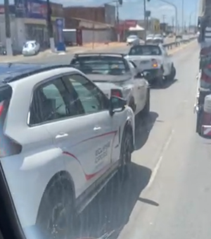 [Vídeo] Engavetamento envolvendo três carros é registrado no bairro Baixa Grande, em Arapiraca