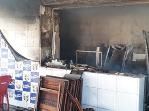 Lanchonete de campo de futebol pega fogo no Barro Duro