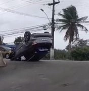 [Vídeo] Motorista capota veículo na Via Expressa após perder controle da direção