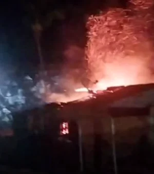 Casa fica parcialmente destruída após incêndio em Palmeira dos Índios