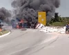 Carreta carregada de ração tomba e pega fogo em Porto Real do Colégio