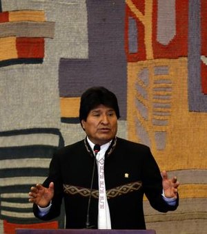 Ex-presidente da Bolívia Evo Morales divulga vídeo de ataque a tiros ao carro em que viajava