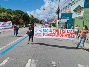 [Vídeo] Sindicalistas paralisam ônibus contra demissões e corte de benefícios