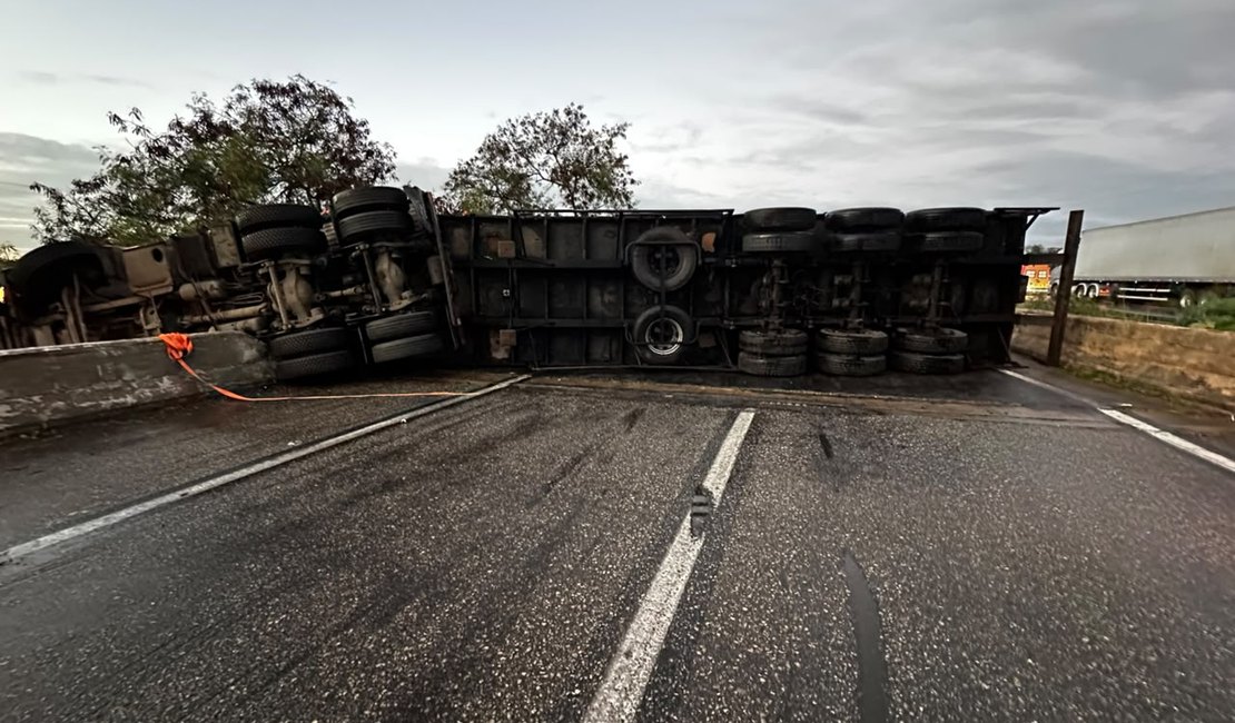 Acidente deixa cinco feridos e interdita BR-101 em Porto Real do Colégio