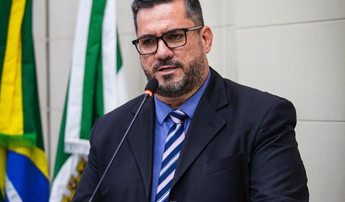 Leonardo Dias apresenta projeto para regulamentar uso de celulares em escolas de Maceió