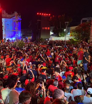 Centenas de apoiadores se reúnem na Praça Deodoro para ato de Lula