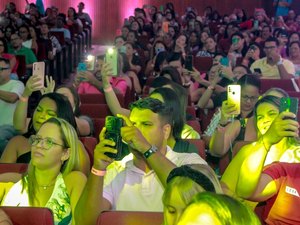 Sextou em Penedo com cinema de graça e show de humor