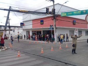 Semáforo despenca em rua do centro de Arapiraca