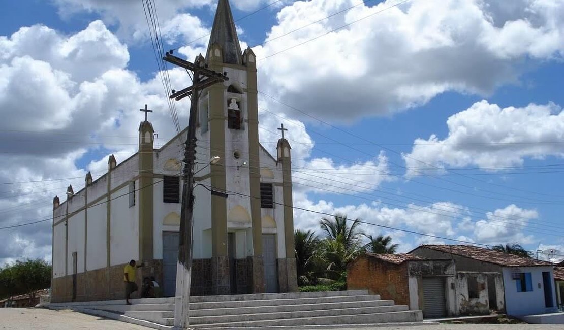 Esposa agredida se protege na casa da vizinha e marido tenta invadir residência