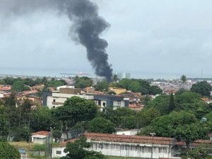 Incêndio na Levada deixa loja de material de construção em cinzas 