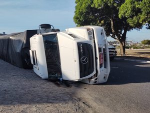 Eixo de carreta quebra e veículo tomba na AL 110, em Arapiraca