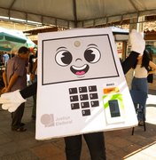 TRE Alagoas promove ação na orla de Maceió com foco em eleitores idosos