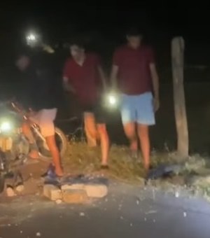 Motociclista fica ferido após perder controle e bater em cerca no Sertão