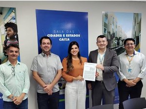 Prefeita assina contrato para construção de 25 casas na cidade de Novo Lino